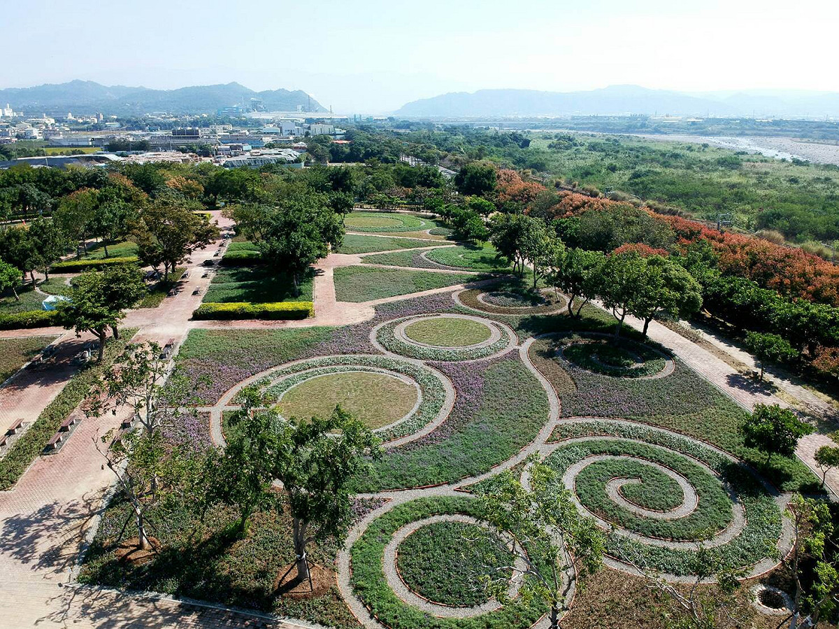 建設局表示，花園現場地表下方50cm仍留存垃圾，不利植栽生長，利用台中公園日月湖的淤泥與現場土壤進行拌合，並補充土壤有機質土壤改良劑加以攪拌。 圖：台中國際花毯節／提供