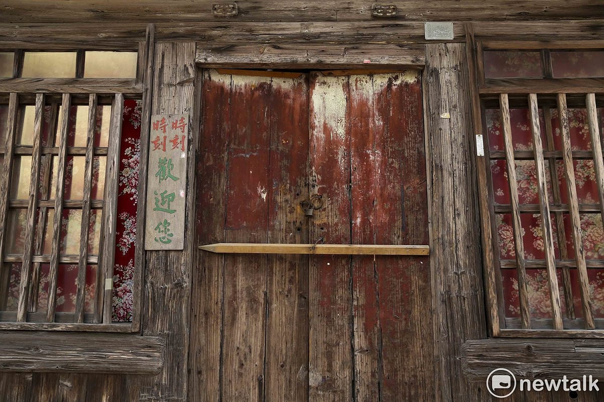 橋南老街的房屋多為木造，但多數無人居住。 圖/張大魯攝