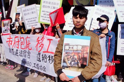2017年底蘆竹矽卡公司移工違法宿舍大火造成6死5傷的慘劇，死亡移工阮文薦的哥哥阮文忠（前），3日呼籲市府清查移工宿舍並公布結果，同時希望弟弟的死能獲得公平的賠償。 圖 : 中央社