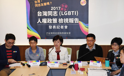 民進黨立委尤美女（中）與多個同志團體，3日在立法院記者會，公布2017台灣同志（LGBTI）人權政策檢視報告，內容涵蓋14個面向、27個議題，並提出4建言。 圖 : 中央社