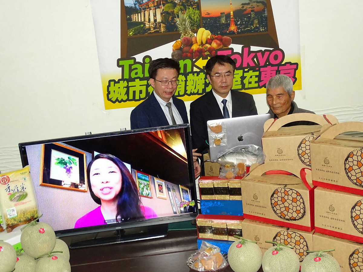 在國策顧問崑濱伯和農漁民的鼓勵下，黃偉哲宣布未來當選市長，會在東京成立行銷台南辦公室，並與遠在日本的作家一青妙進行國際視訊連線，共同宣布台日交流的好消息。 圖：黃博郎/攝