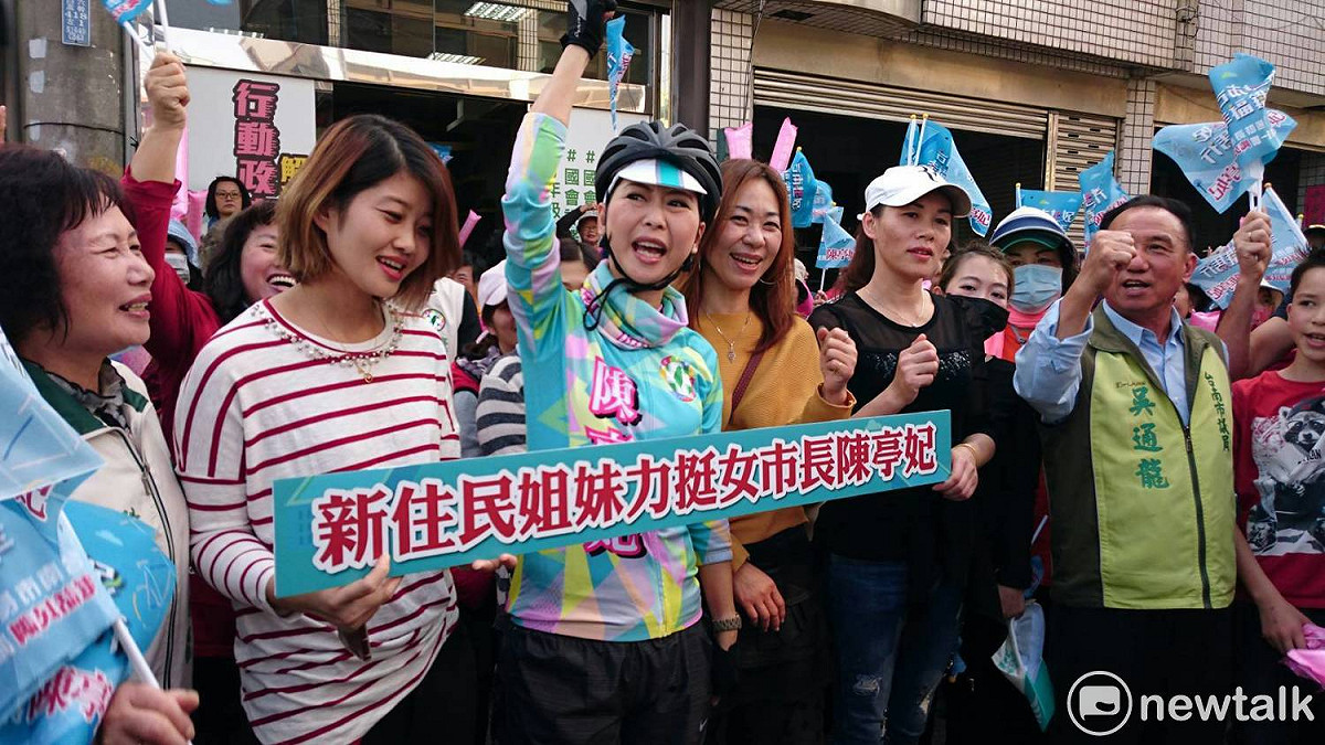 陳亭妃的「幸福鐵馬行」掀起熱潮，第3天的鐵馬行，許多新住民姐妹挺身幫同是女性的陳亭妃加油。 圖：黃博郎/攝