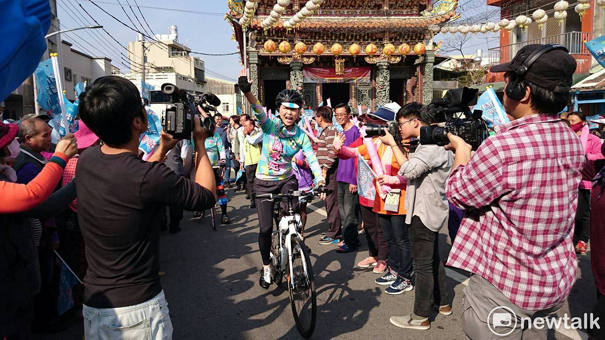 陳亭妃的「幸福鐵馬行」掀起熱潮，第3天的鐵馬行，許多新住民姐妹挺身幫同是女性的陳亭妃加油。 圖：黃博郎/攝