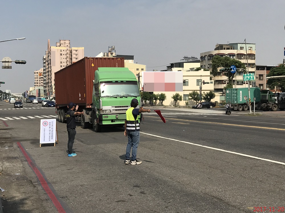 針對柴油車進行路檢。 圖：高雄市政府提供