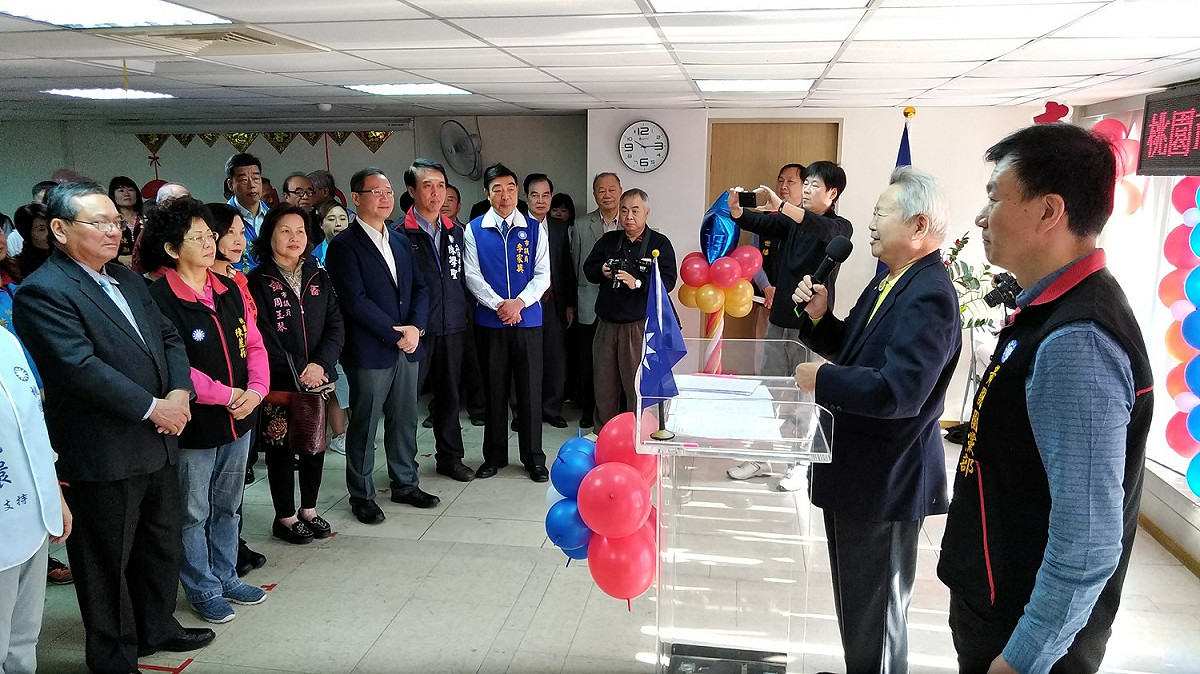 國民黨桃園市黨部、黃國園黨部合署辦公今(3)日揭牌並進行新年團拜。針對市長、市議員選舉提名及時程，市黨部主委楊敏盛表示，市長方面目前有意參選的同志群雄並起，包括吳志揚、楊麗環、陳學聖、魯明哲、陳根德、孫大千等人。 圖:國民黨桃園市部提供