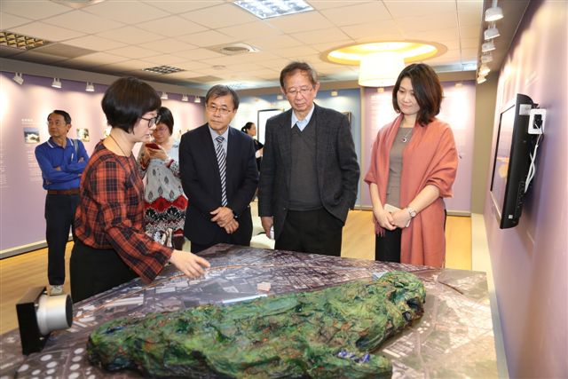 前中研院院長李遠哲(右二)，今天出席茶會，發表對台大校長遴選的看法。 圖：中山大學/提供