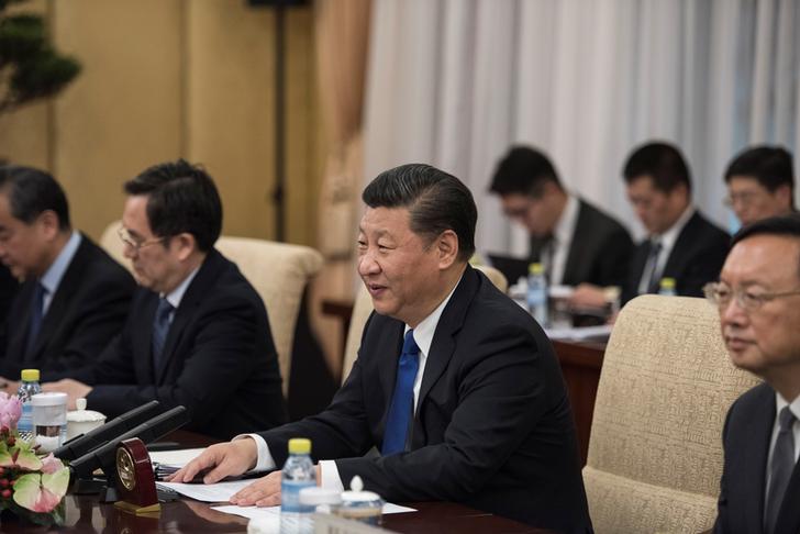 歐亞集團的報告說：「中國目前的政治模式被視為越來越強大，而美國的政治模式卻在削弱。加上中國目前的領導人是毛澤東以來最強大的領導人，而美國總統川普卻是現代史上最弱的美國領導人之一，所以，你看到的會是全球秩序的重組。」圖為中國領導人習近平率官員與外國元首進行會談。 圖：達志影像/路透社