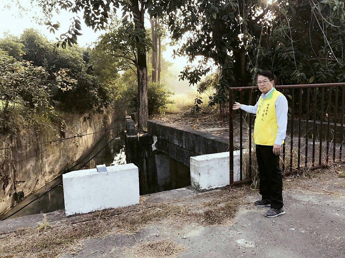 顏純左建議新營交流道涵洞附近的大排可以加蓋，施以安全結構的工法即可成為機車道，讓市民上下班騎車更安全便利。 圖：黃博郎/攝