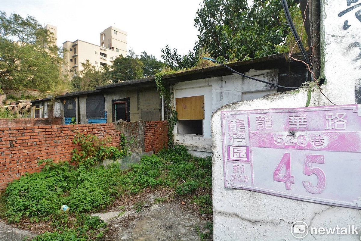 已廢棄不用的桃園市舊龍潭國中宿舍，報廢拆除，重新設置親子館、公托中心、家庭服務中心等，提供更多的社福設施。預計今（107）年動工。 圖:桃園市政府提供