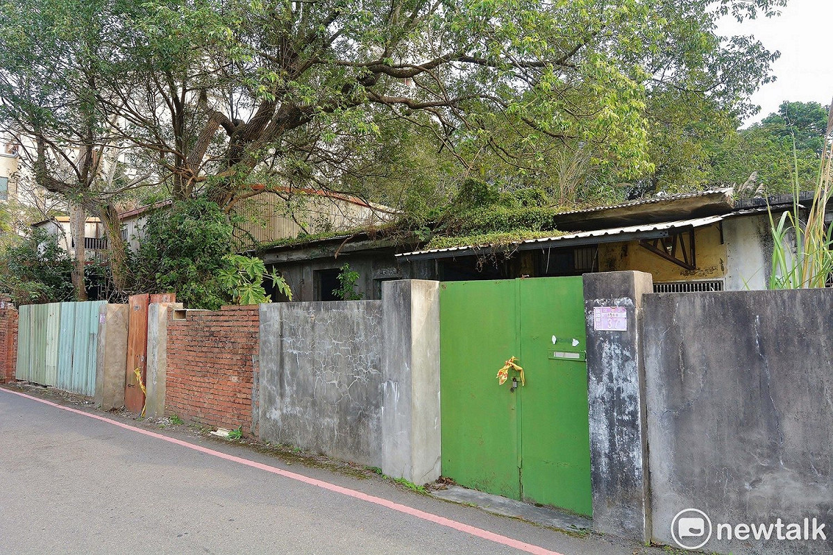 已廢棄不用的桃園市舊龍潭國中宿舍，報廢拆除，重新設置親子館、公托中心、家庭服務中心等，提供更多的社福設施。預計今（107）年動工。 圖:桃園市政府提供