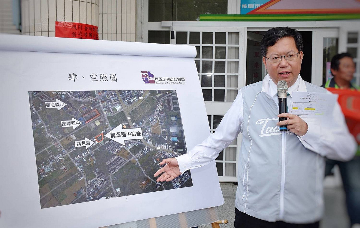 桃園市長鄭文燦表示，重新規畫的舊龍潭國中宿舍改建案，總經費約6,562萬2,000元，預計興建3層樓建築，每層樓200坪，共600坪。將設置親子館、公托中心、家庭服務中心、家防中心委外方案辦公室等社福設施。