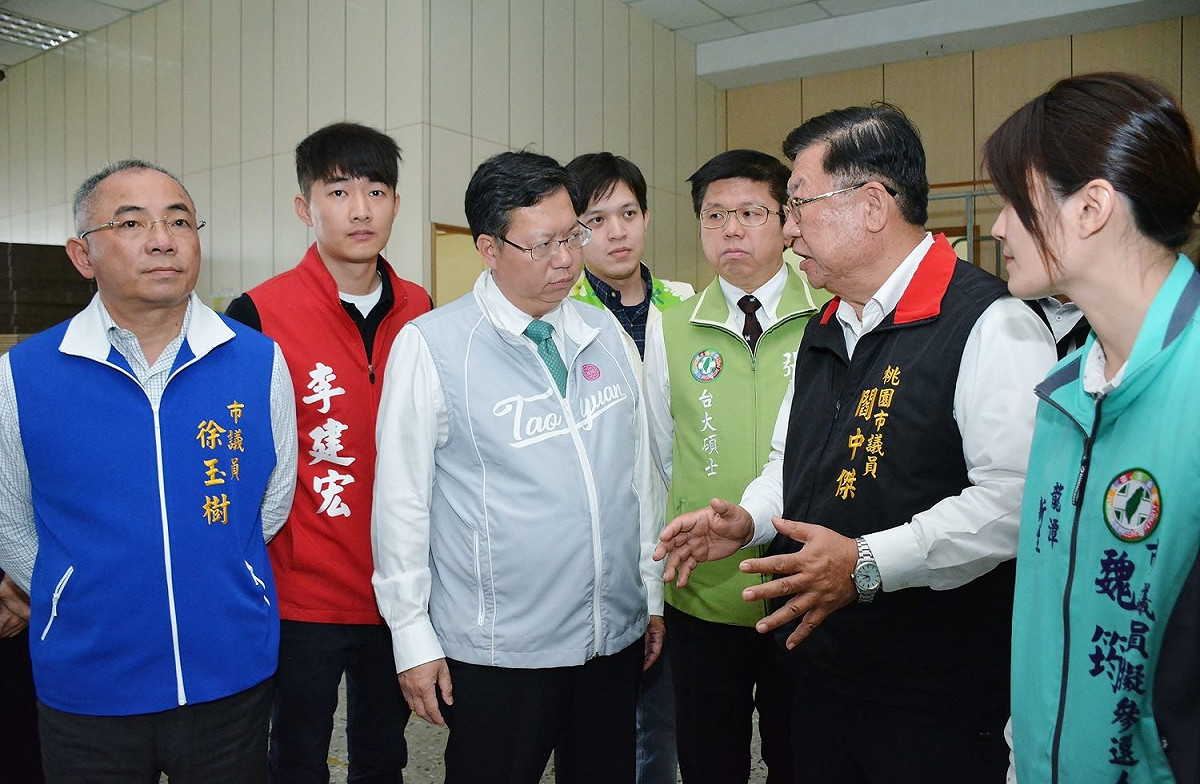 桃園市長鄭文燦表3日會勘舊龍潭區公所與代表會廳舍活化工程，出席會勘的還有桃園市議員閻中傑、張肇良、徐玉樹、市府社會局長古梓龍、教育局長高安邦、龍潭區長鄧昱綵皆一同出席。 圖:桃園市政府提供