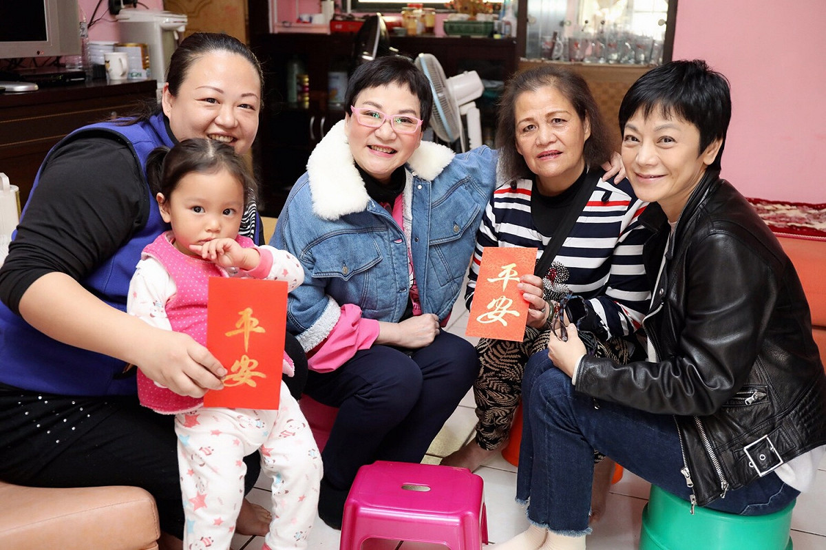 張小燕、張艾嘉送上象徵「平安」的紅包，祝福獨自撫養三個孩子的小婕媽媽。 圖 : 世界展望會/提供