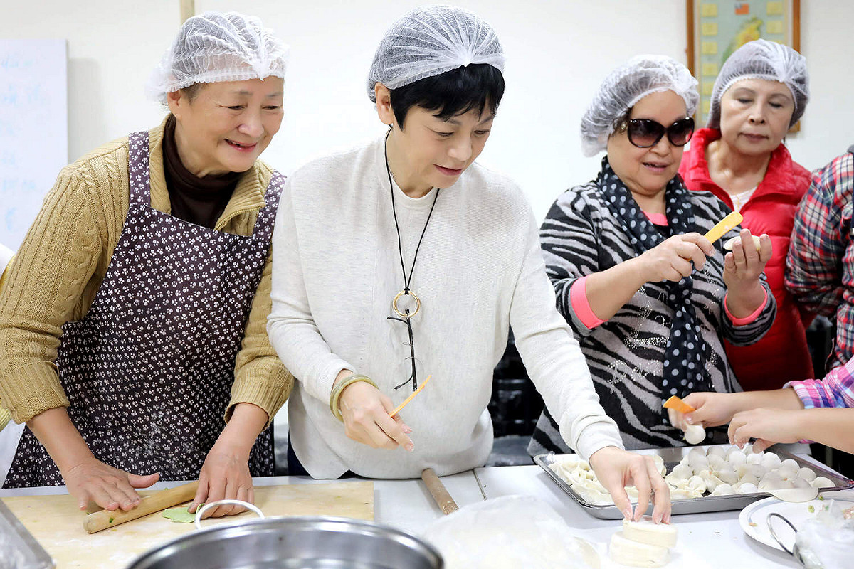 張小燕和張艾嘉與部落媽媽們一起利用當地食材珠蔥，製作具有原鄉特色的水餃。 圖 : 世界展望會/提供