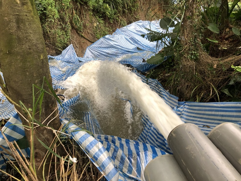 明管將汙水導到兩市交界處排放。 圖：翻攝新北市環保局網站