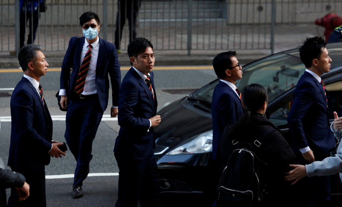 在香港兩傘運動爆發期間，毆打示威者的7名警察全被判刑2年。圖為7名港警出庭時的照片。   圖：達志影像/路透社資料照片