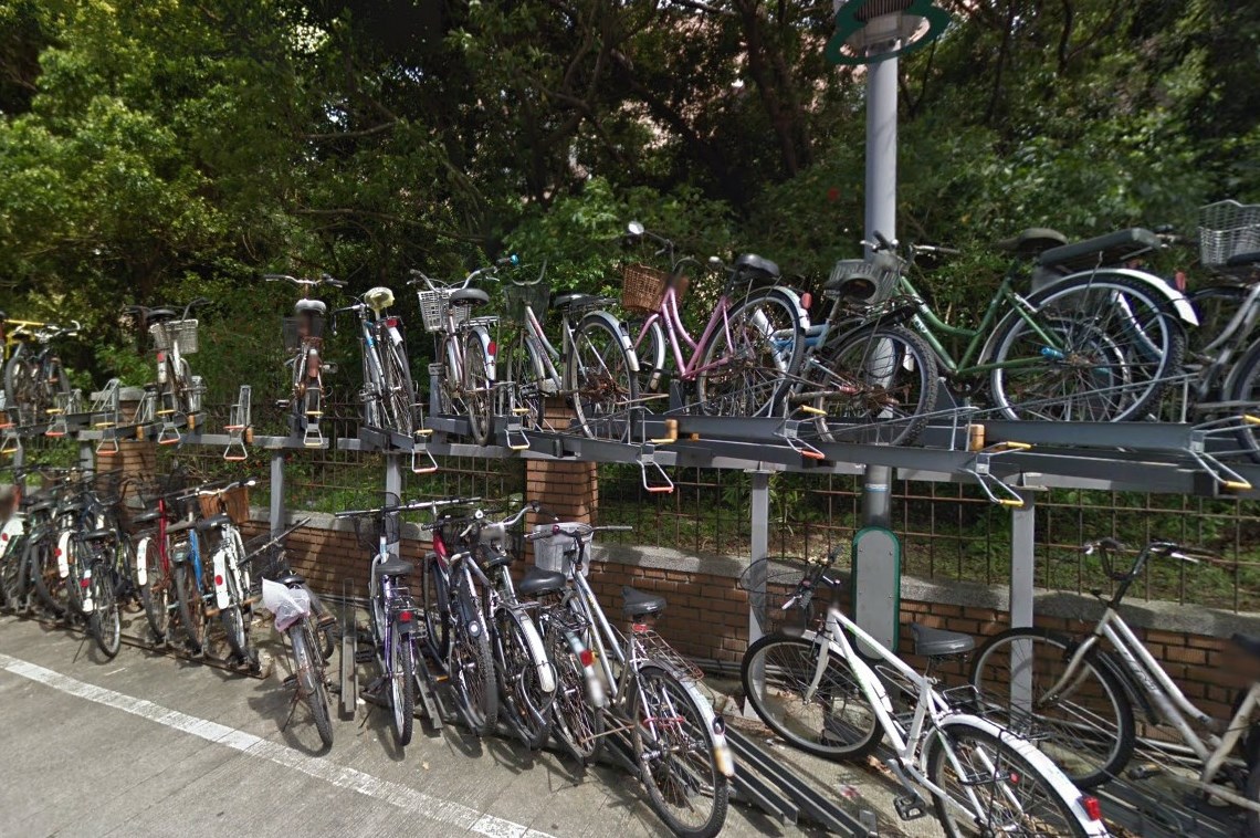 實施拖吊收費的車種為慢車，包含「自行車」以及「三輪以上慢車」。「自行車」又包含腳踏自行車、電動輔助自行車以及電動自行」；另「三輪以上慢車」則包含人力行駛車輛(三輪以上客、貨車、手拉或推貨車等)及獸力行駛車輛(牛車、馬車等)。 圖 : 翻攝自google map