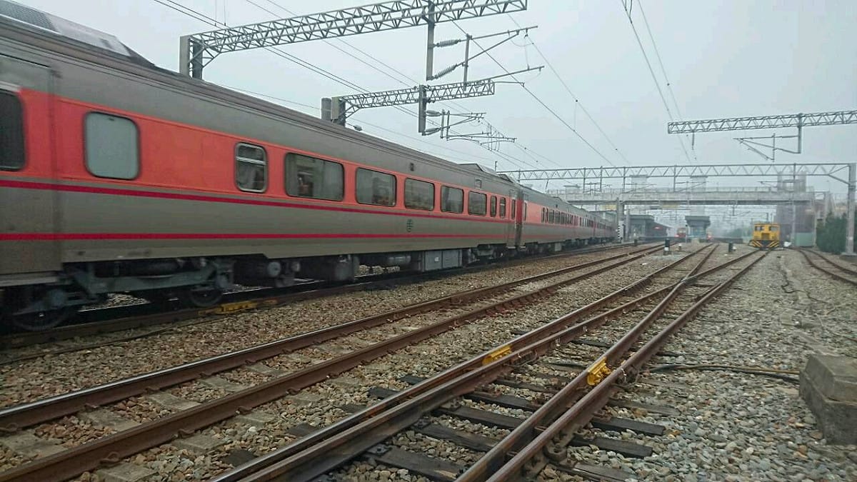 經過整晚搶修，后里站已在今 (4) 天上午8點恢復雙線正常行車，遭成10次列車誤點快3小時，約2650人受影響。 圖 : 台鐵 / 提供