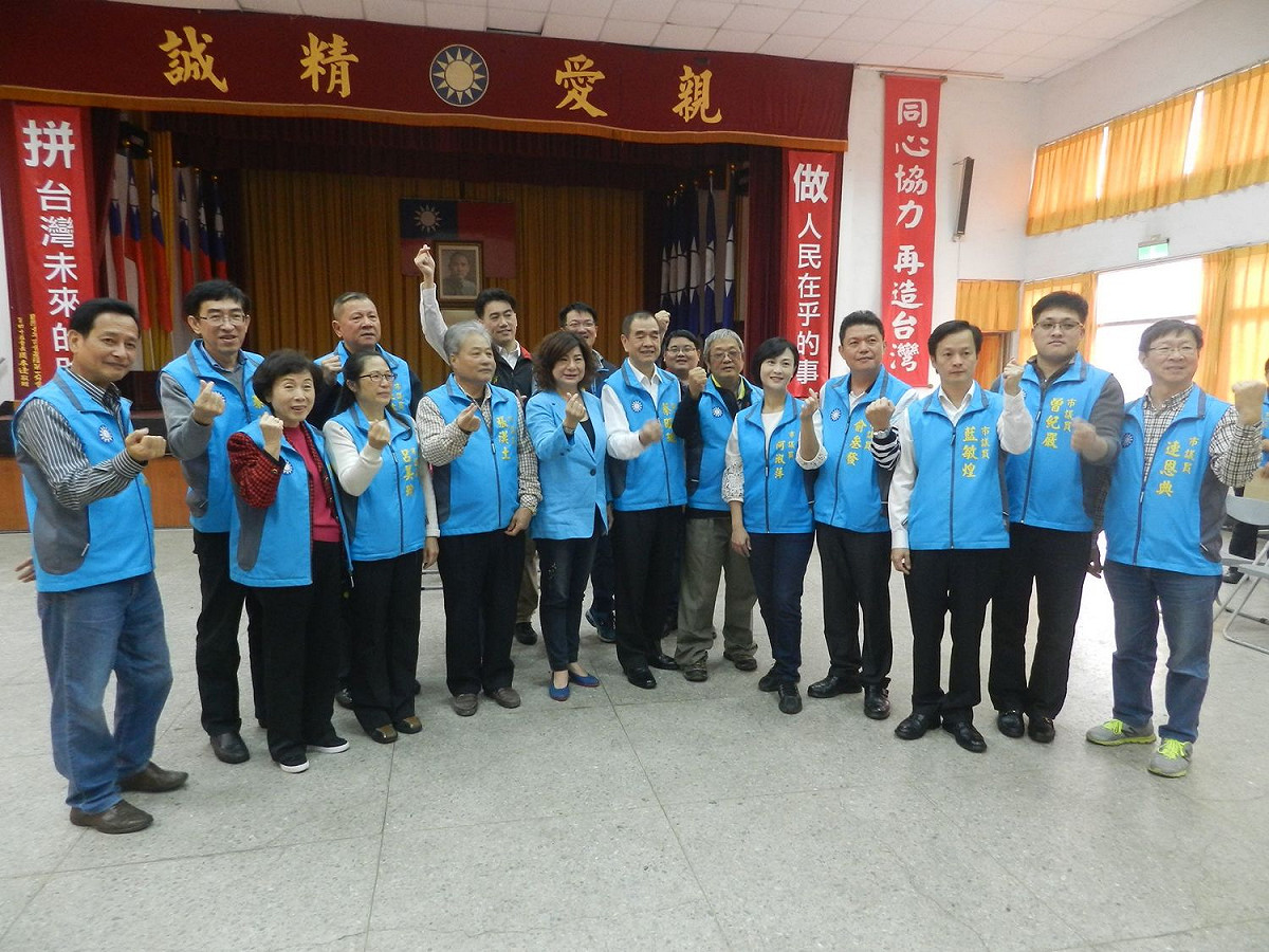 基隆市議長宋瑋莉今（4）日前往國民黨基隆市黨部登記初選，有13位黨籍議員現身幫忙贊聲。 圖：宋瑋莉辦公室 / 提供