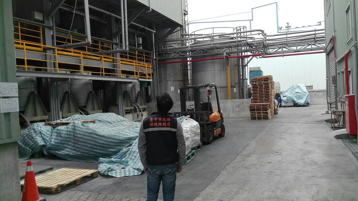 環保局針對各大汙染源強力稽查，發現台灣煤碳廠內煤碳堆置區未採行有效空汙防制措施，且道路及出入口有明顯色差，現場已逕予告發，將處10萬元罰緩；另外，大肚區天弘化學公司台中分廠的草酸製造程序未依規取得空汙操作許可逕行操作，已依違反空汙法，已命其停工。 圖 : 台中市環保局 / 提供