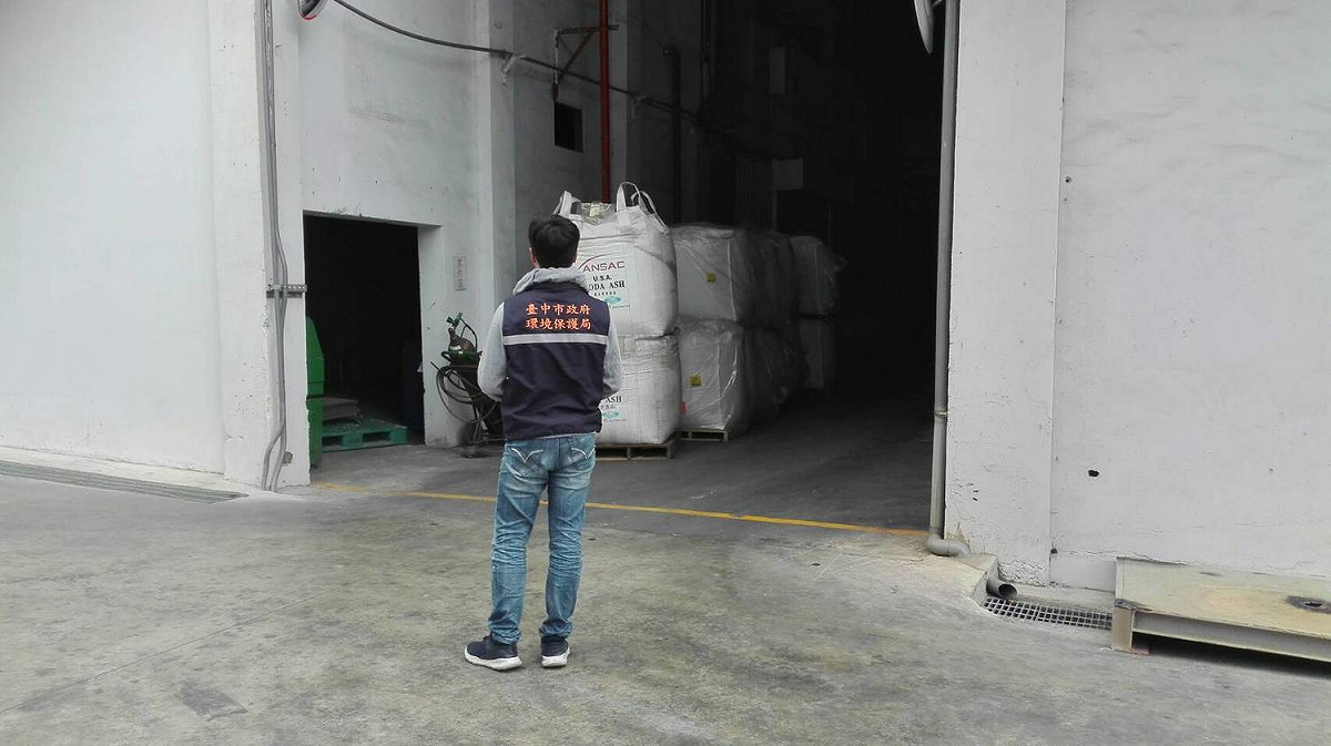 台中市環保局人員稽查工廠。 圖 : 台中市環保局 / 提供