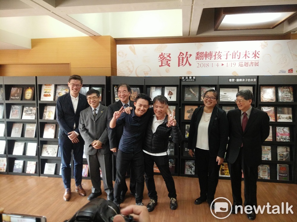 戴勝益與大學生合影，完全不拘小節。 唐復年/攝