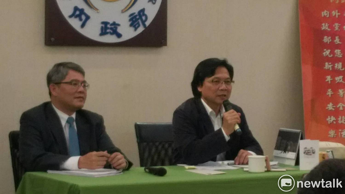 內政部下午舉行年度回顧與展望記者會，內政部長葉俊榮細數去年由內政部主導通過的法案，此外，還解決大埔案、婦聯會與建立都市更新計畫聽證制度等成果，葉俊榮更在現場朗讀七言藏頭詩，公布「人親、土親、傾聽」的文宣品。 圖：趙婉淳／攝