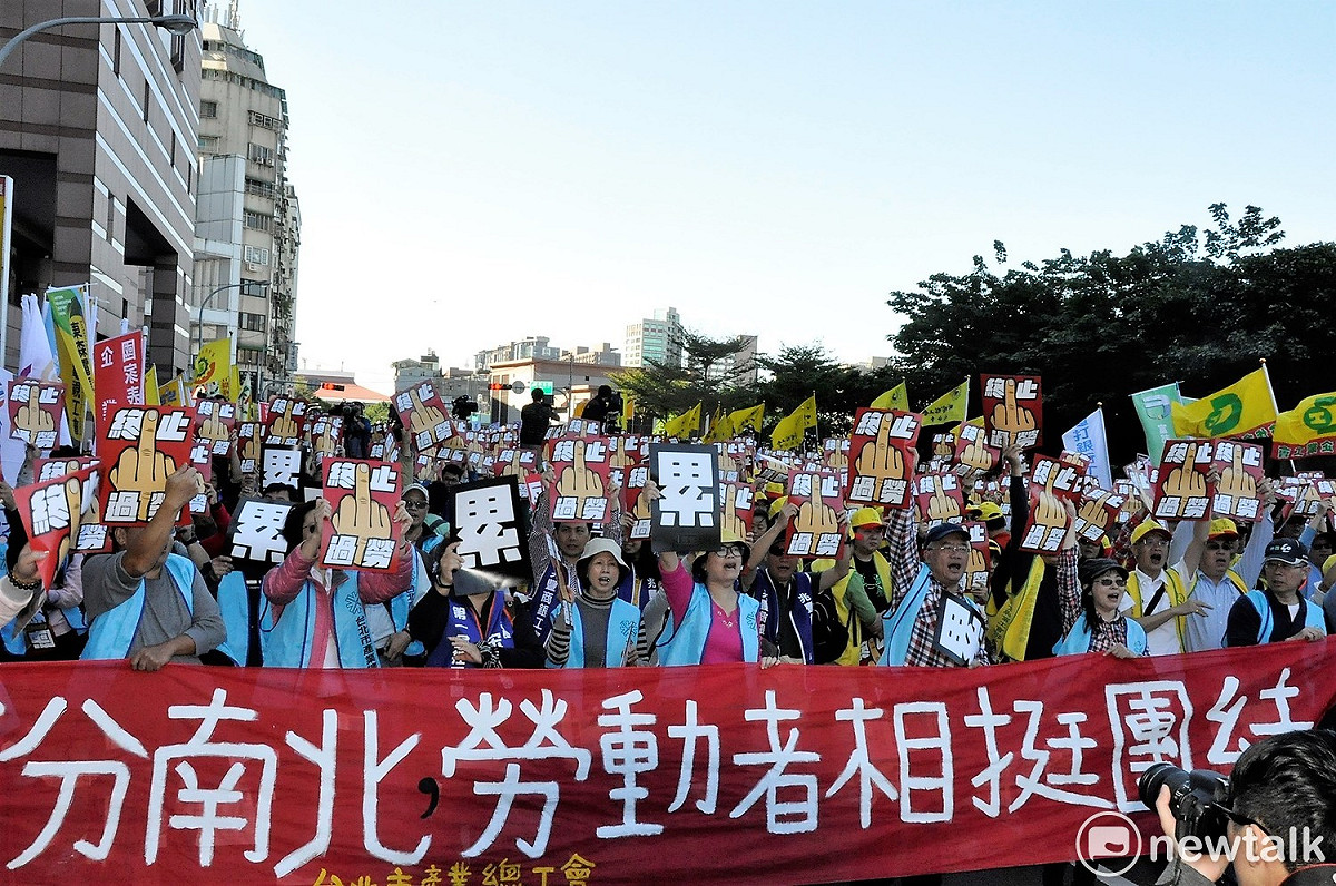 33位台大、政大、世新、中正等校學者專家，發起反對《勞基法》修惡連署聲明，並要求執政黨把《勞基法》退回 圖:陳香蘭／攝