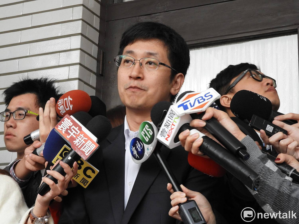 綠委蔡適應轉述會中內容表示，樓地板原則上設定在38990元，如同國防部與退輔會的期待，會中也有共識，由於軍人有其職業特殊性，跟公教不同，所以樓地板不同。 圖：黃韋銓/ 攝