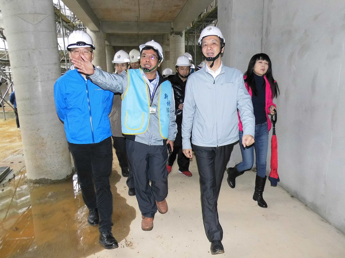 新北市長朱立倫於今（5）日視察林口國民運動中心，其內部規劃設有體適能中心、飛輪教室、韻律教室、綜合球場，綜合球場也可兼作3000人集會場所、桌球室等運動設施，特色項目為空氣槍射擊場，透過視察瞭解工程進度，期能如期如質完成，並提供優質運動場館及服務。 圖：新北市政府／提供