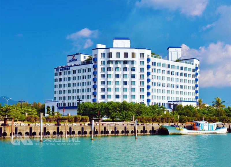 位於屏東縣車城鄉海口港旁的墾丁泊逸渡假酒店，今天突然傳出歇業消息。酒店表示，一例一休加上陸客減少是主要原因。 圖 : 取自泊逸飯店官網