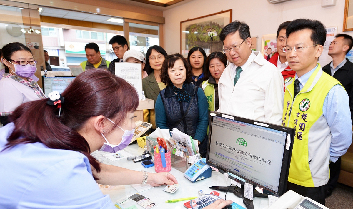 65歲以上的長者可以攜帶身分證明文件、健保IC卡，就近前往衛生所或合約醫療院所接受接種服務。 圖：桃園市政府/提供