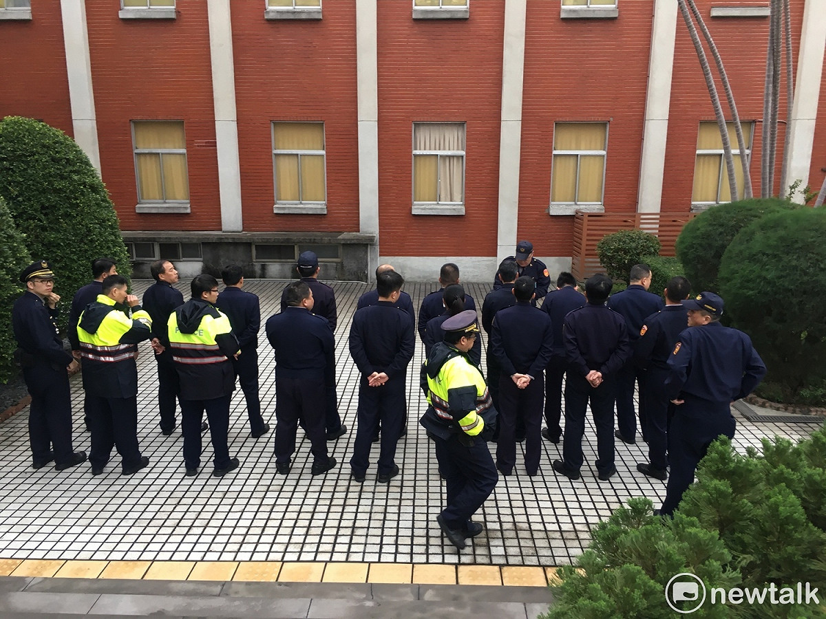 議場外頭已有警力部署中。 圖：黃韋銓/攝