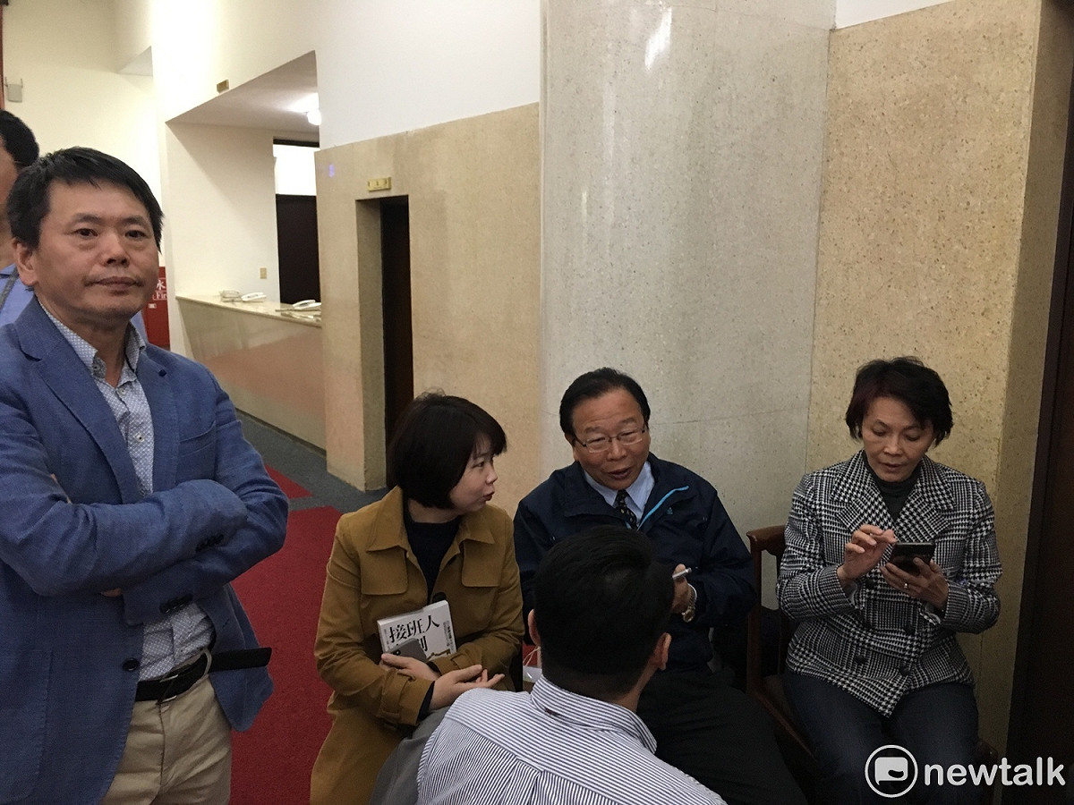 國民黨團已在議場外頭排班，準備將案海送入議程中，以阻擋民進黨排定的優先法案。 圖：黃韋銓/攝
