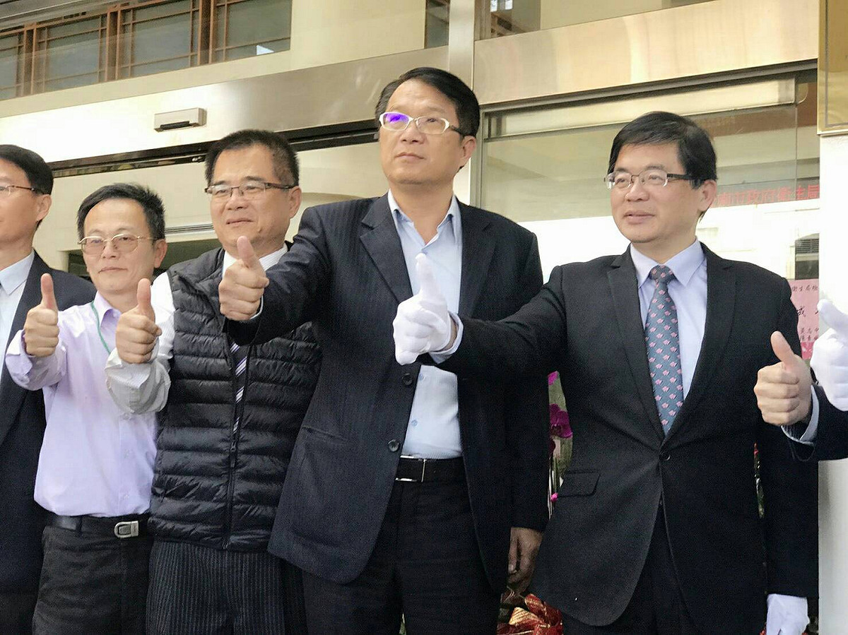 顏純左參加台南市政府衛生局檢驗中心揭牌時，特向代理市長李孟諺建議毒品檢驗中心必須加強。 圖：黃博郎/攝