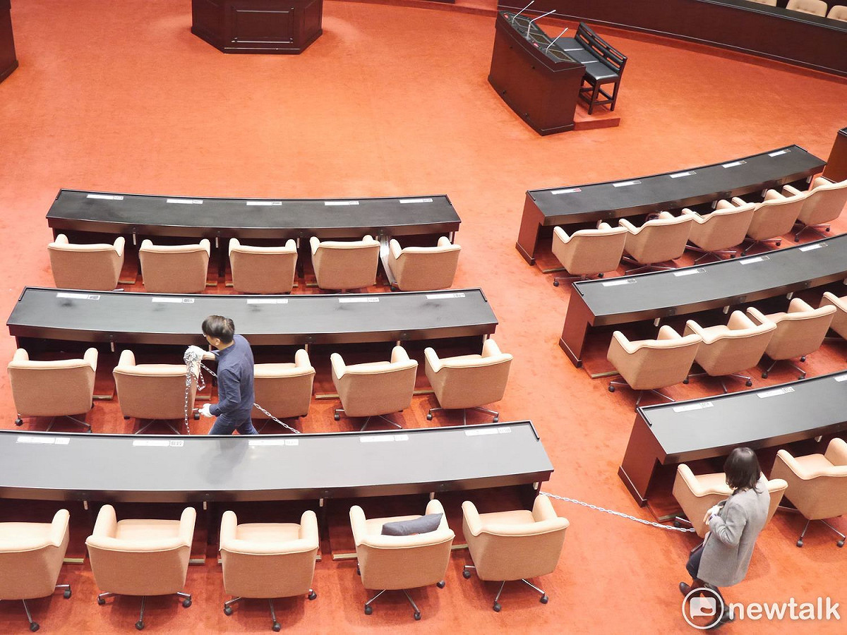時代力量立委拿著長鐵鍊封鎖立院議場的門。 圖 : 黃韋銓/攝