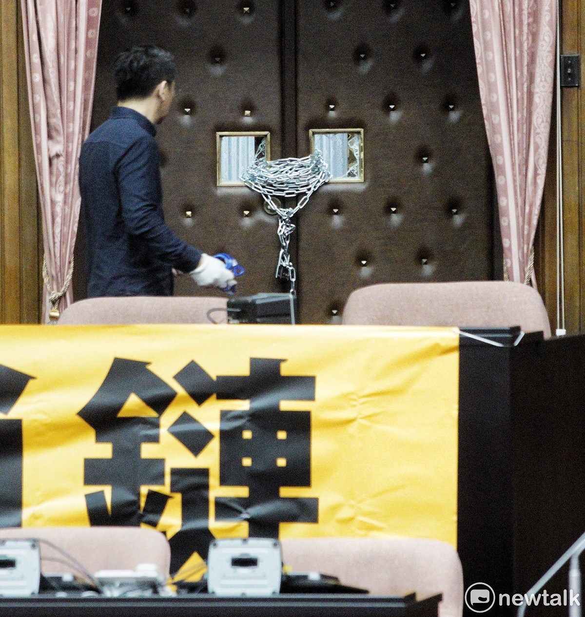 時代力量立委用鐵鏈將自已鎖在議場內。抗議勞基法修惡。 圖：張良一/攝
