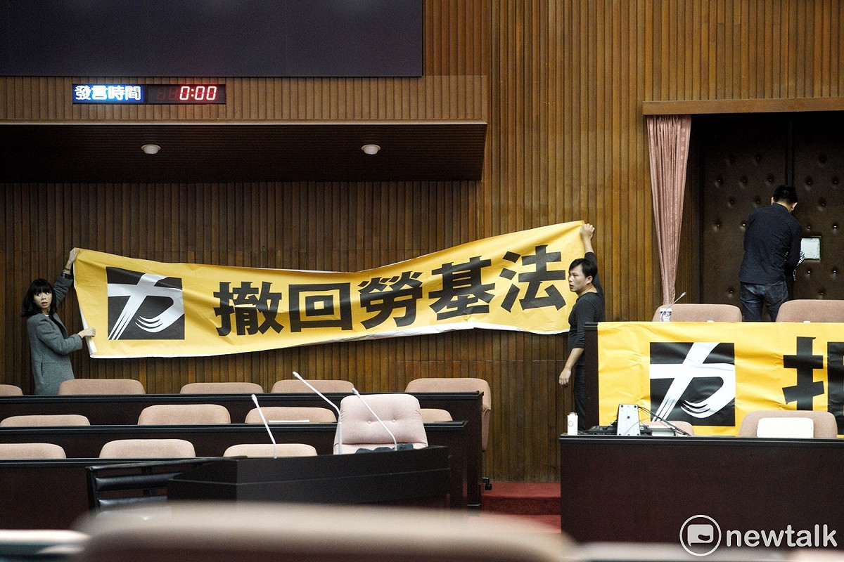 時力黨團高掛撤回勞基法的布條。 圖：張良一/攝