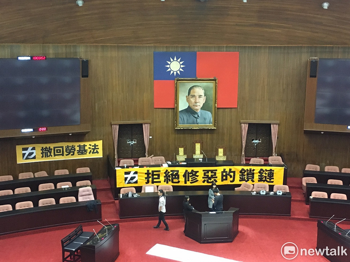 時力將立法院議場封鎖，並掛上撤回勞基法布條。 圖：黃韋銓／攝