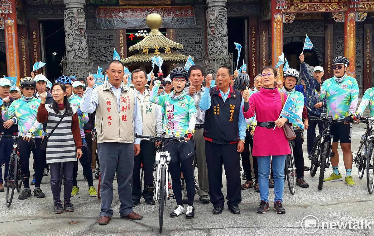 在麻豆海埔池王府起點，大批支持者到場為陳亭妃加油打氣。 圖：黃博郎／攝