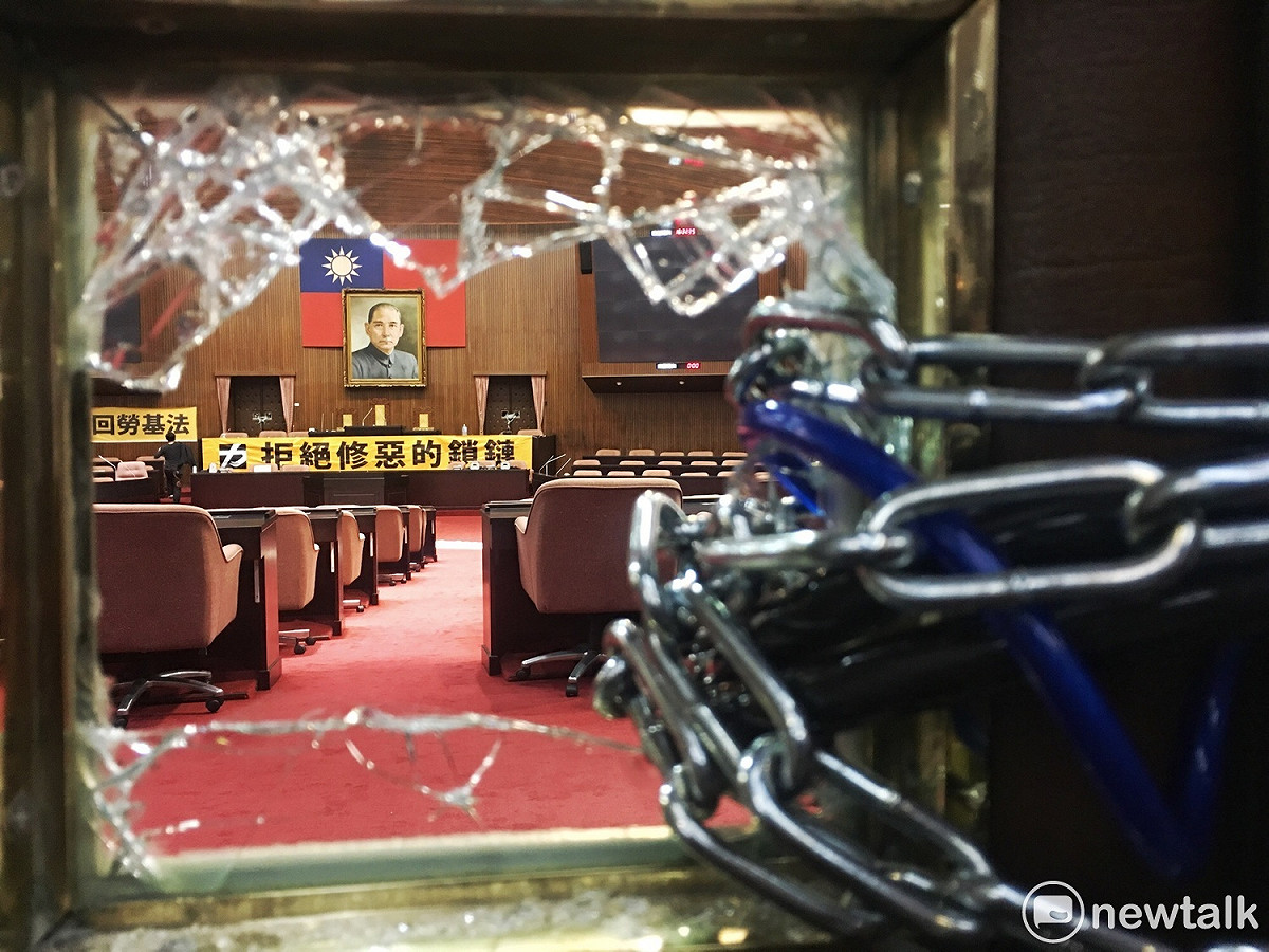 議場門鎖被時力破壞，用鍊子栓起。 圖：張良一/攝
