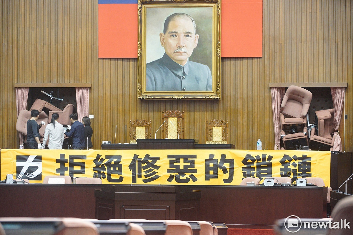 太陽花翻版？時代力量為阻擋勞基法修法，將立院議場封鎖，更將議場中的椅子堆起，把門堵起。 圖：張良一／攝