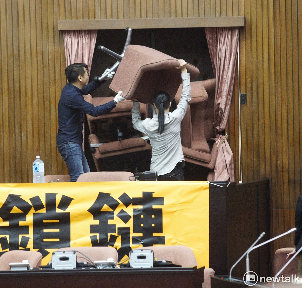 徐永明與林昶佐一起將椅子堆起。 圖：張良一／攝