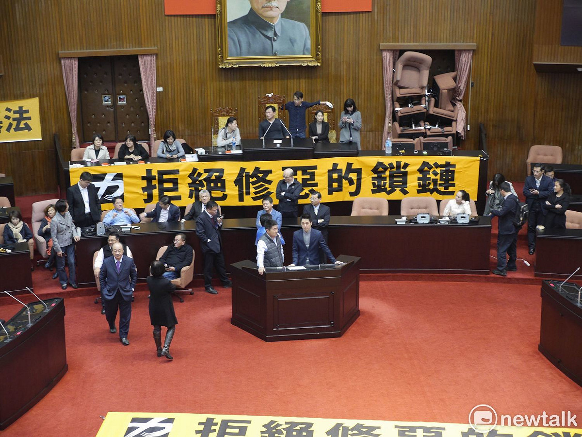 時力立委霸占主席台。 圖：黃韋銓/攝