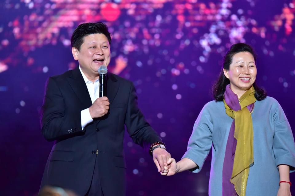 現任花蓮縣長傅崑萁(左)的妻子徐榛蔚(右)將代表國民黨參選2018花蓮縣長選舉。 圖：取自徐榛蔚臉書