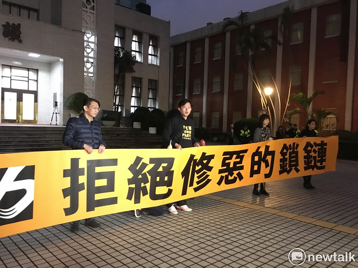 為阻擋勞基法修正草案在下週臨時會三讀通過，時代力量立委黃國昌今（5）日下午宣布，時力黨團5位立委將從立法院步行到凱達格蘭大道，並在凱道上絕食抗議，直到執政黨主席、總統蔡英文出來面對後，才願意停止絕食行動。 圖：黃韋銓/攝