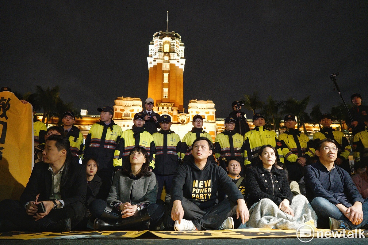 為表達對此次勞基法修惡的不滿，時代力量５名立委從立法院步行到凱道前禁食抗議。 圖：張良一／攝