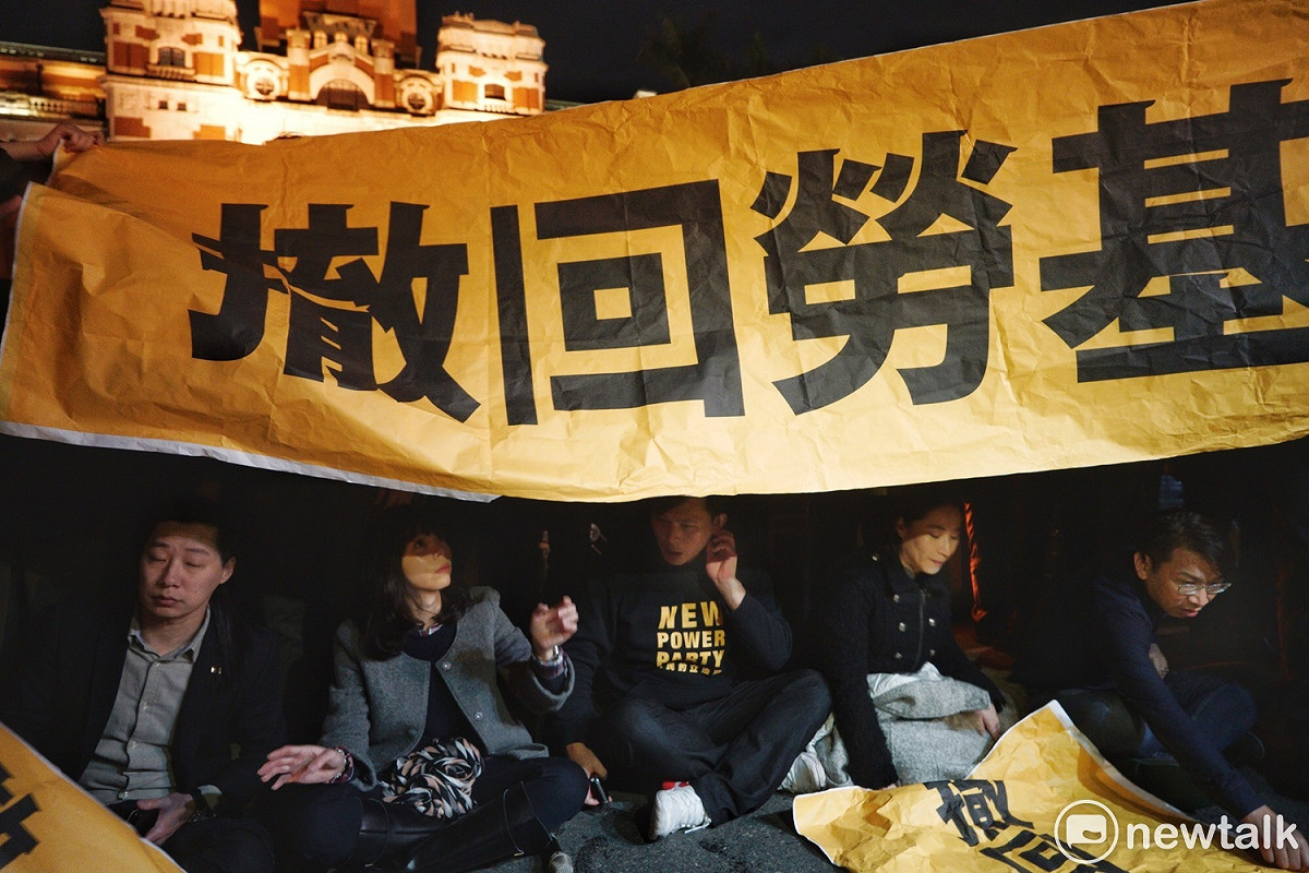時代力量的訴求是，希望蔡英文總統或行政院長賴清德能到場，說明到底是誰主導此次修法。 圖：張良一／攝