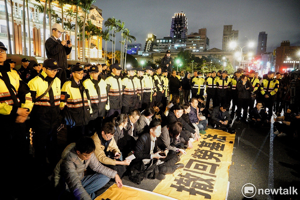 隨著時間流逝，時代力量５名立委持續坐在凱道前禁食抗議勞基法修惡。 圖：張良一／攝