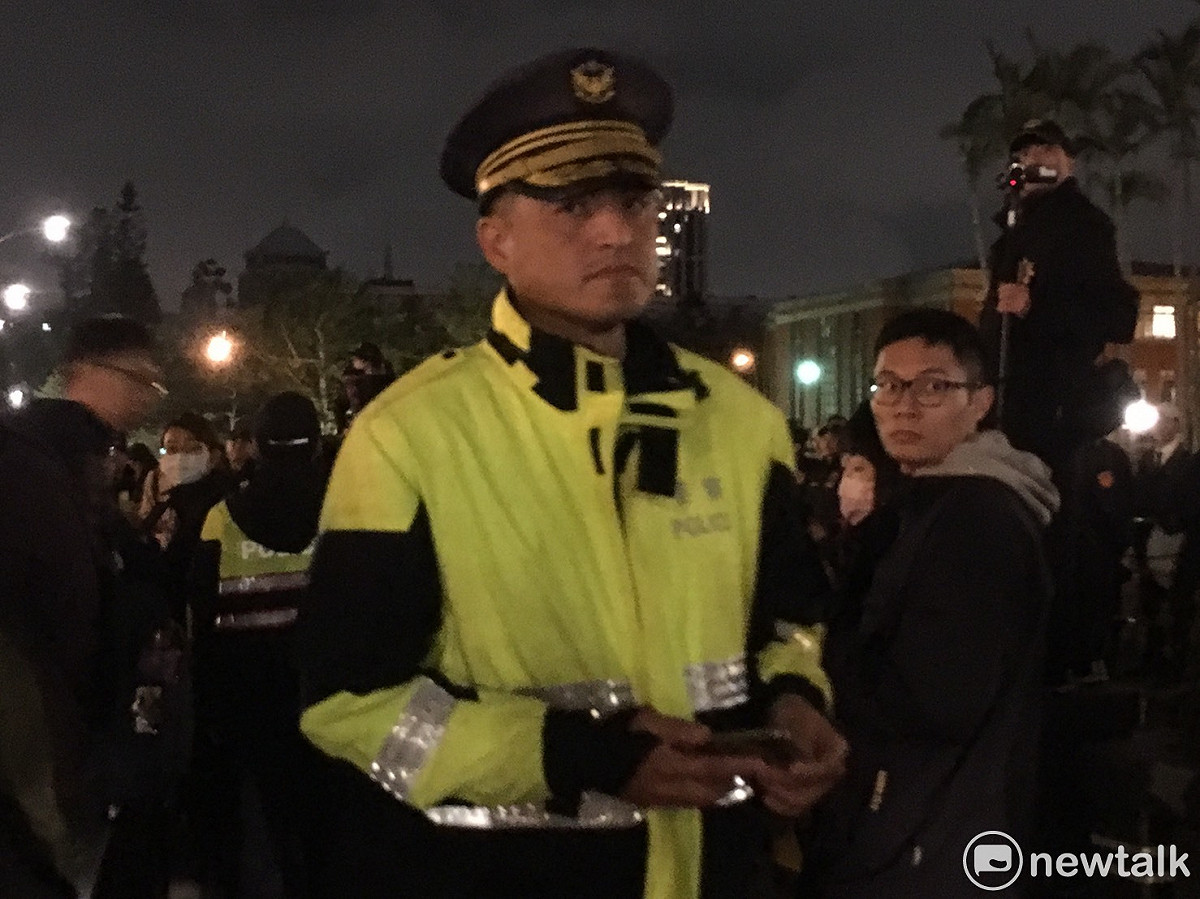 抗議現場被警力包圍，附近的人行道也禁止通行。 圖：黃韋銓／攝